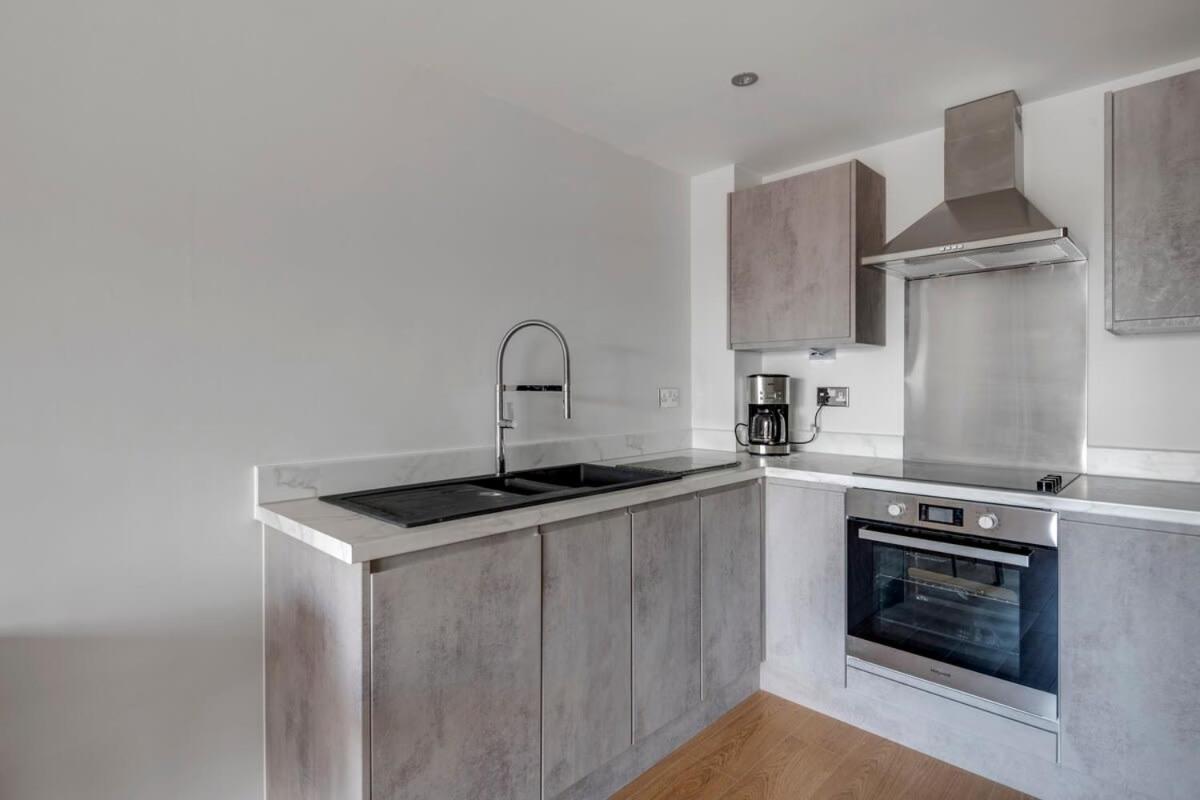 Spacious 1 Bedroom Apartment In A Converted Mill Лідс Екстер'єр фото